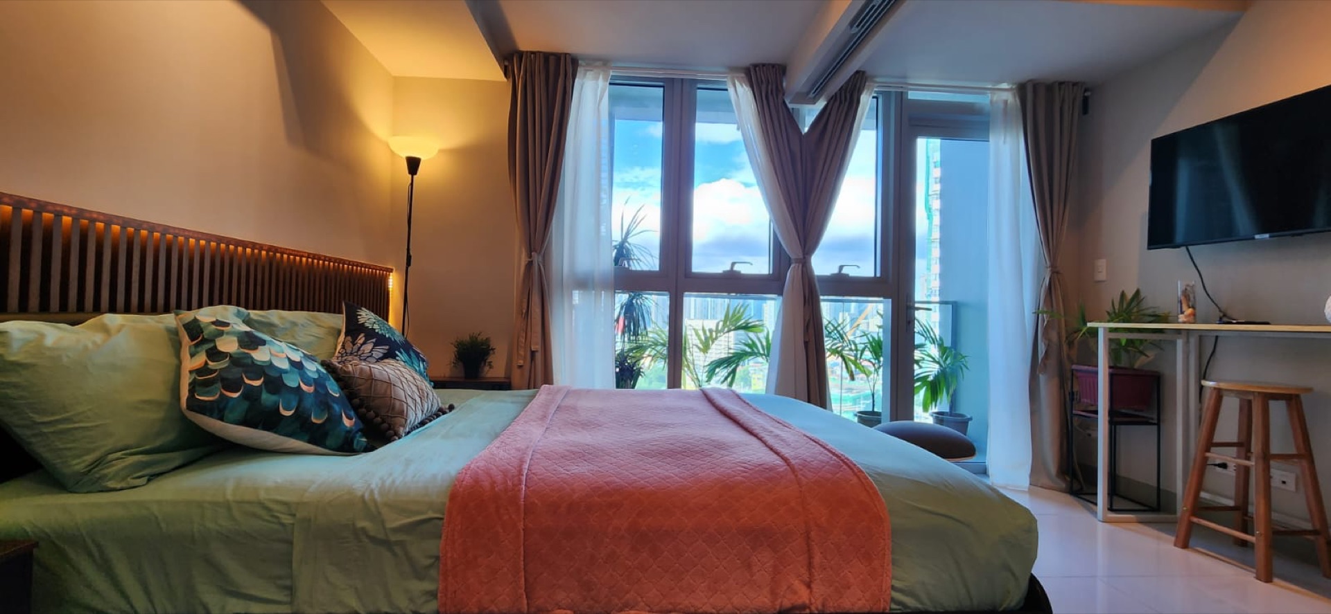 Uptown Parksuites Tower 2 Unit 8U — furnished bedroom with skyline view