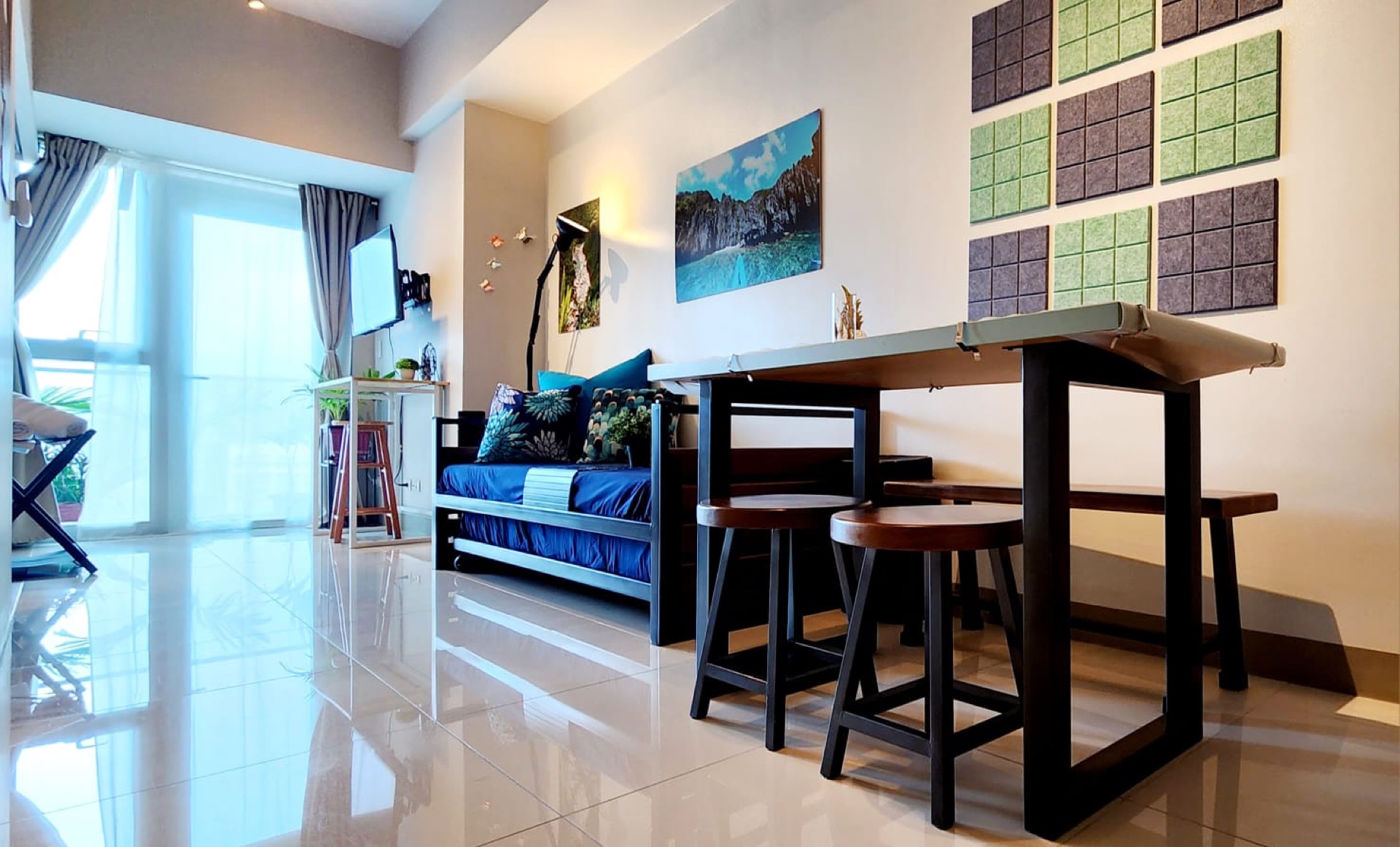 Uptown Parksuites Tower 2 Unit 8U — dining and lounge area