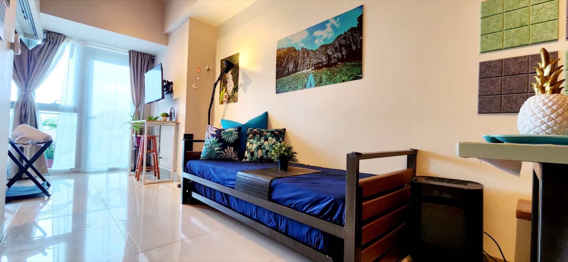 Uptown Parksuites Tower 2 Unit 8U — lounge area with wall art